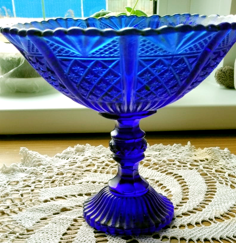 ярко синяя стеклянная ваза