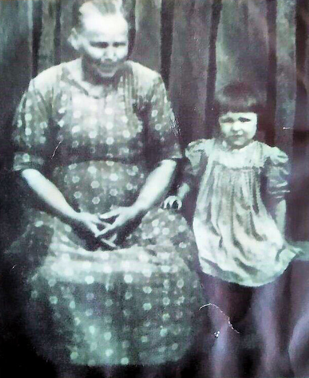 Черно-белое фото бабушка и девочка
