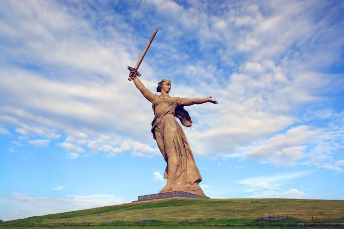 статуя женщина с высокоподнятым мечом
